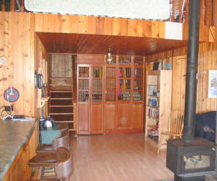 Maple laminate flooring throughout